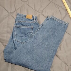 American Eagle Women's 6 Short Mom Jean High Rise Stretch Light Wash